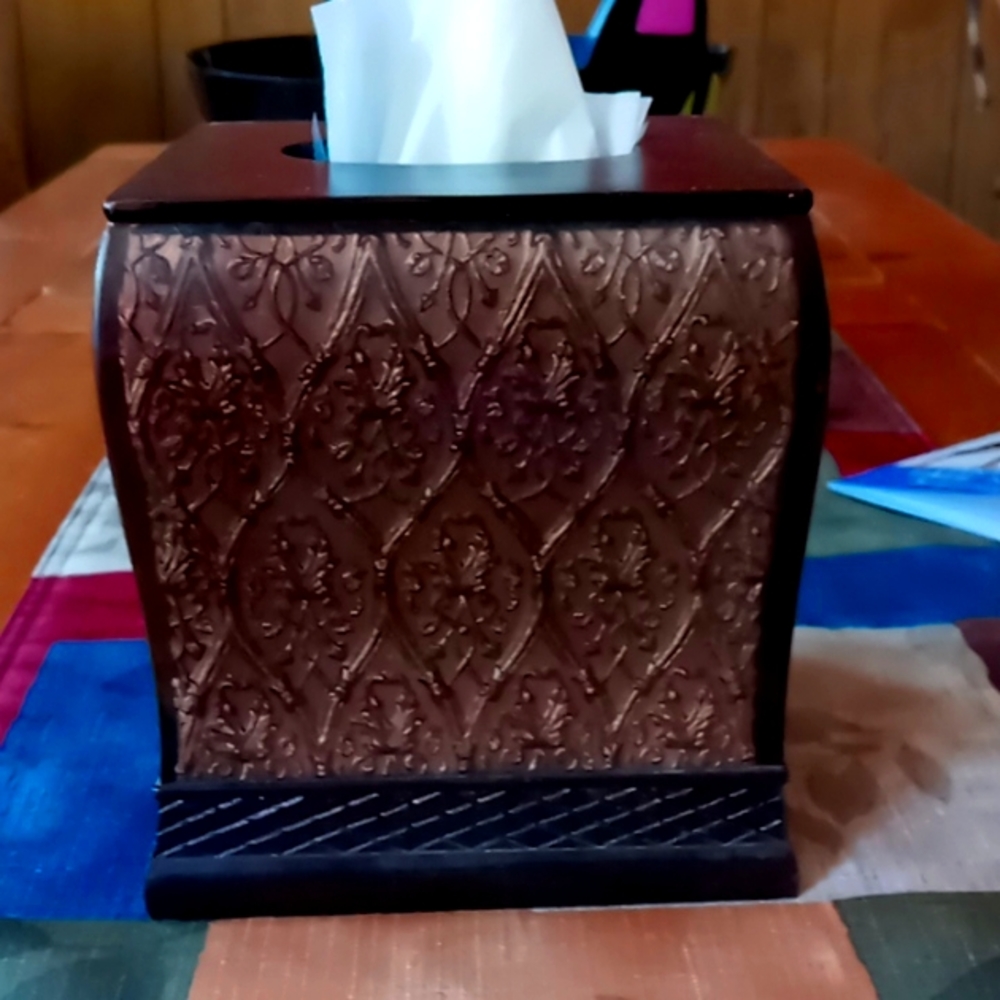 Tissue box holder